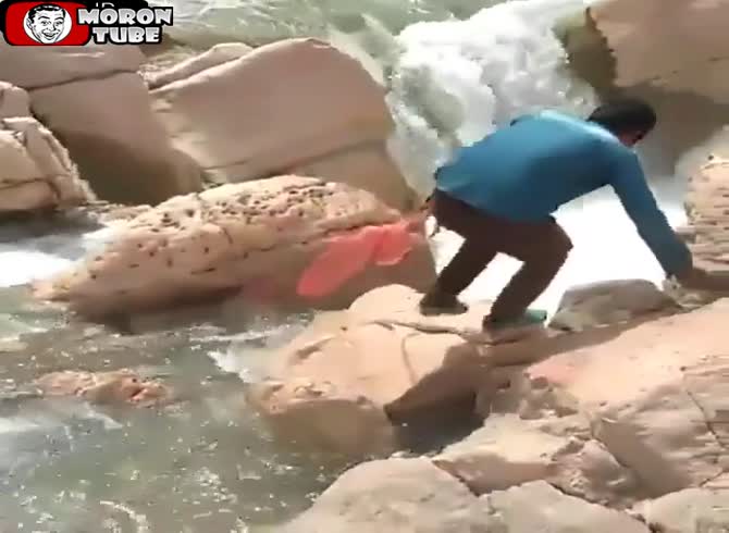 Video :He manages to capture an amazing amount of fish in just three seconds